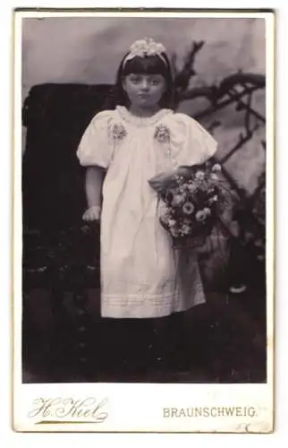 Fotografie H. Kiel, Braunschweig, niedliches kleines Mädchen als Blumenmädchen zur Hochzeit mit Blumenkorb