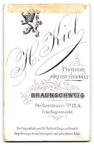 Fotografie H. Kiel, Braunschweig, niedliches kleines Mädchen als Blumenmädchen zur Hochzeit mit Blumenkorb