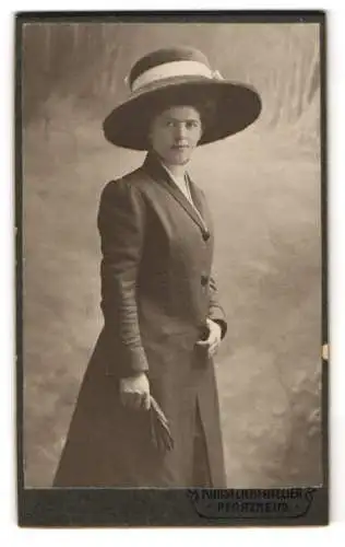 Fotografie Atelier Pforzheim, Pforzheim, junge Frau im dunklen Kleid mit überdimensionalen Hut, 1911