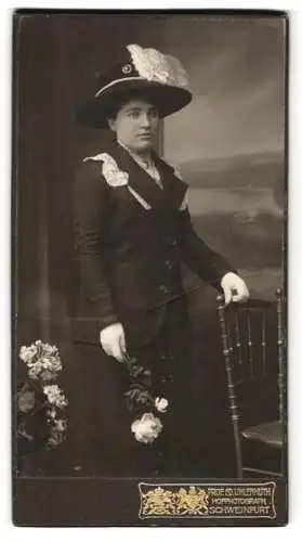 Fotografie Prof. Ed. Uhlenhuth, Schweinfurt, Dame im dunklen Kleid mit Rüschenbesatz und Hut