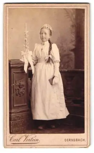 Fotografie Carl Certein, Gernsbach, junges Mädchen mit geflochtenen Haaren zur Kommunion mit Kerze