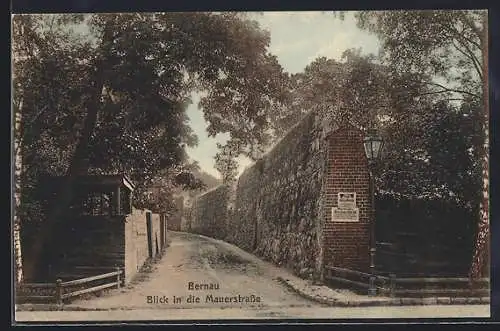 AK Bernau / Nordbahn, Blick in die Mauerstrasse, mit Holzbau und Mauer