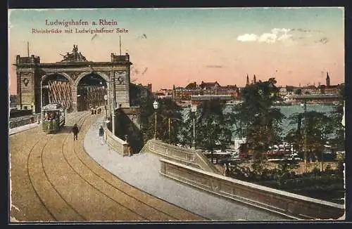 AK Ludwigshafen, Rheinbrücke mit Ludwigshafener Seite, Strassenbahn