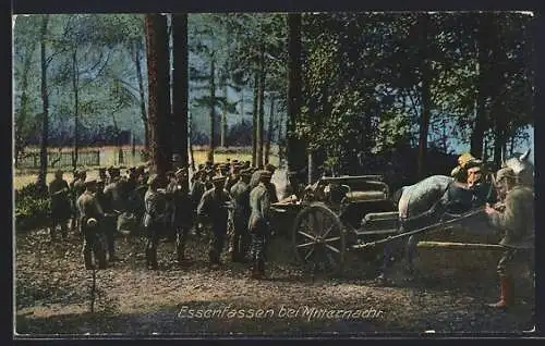 AK Soldaten in Uniformen bei der Feldküche, Essenfassen bei Mitternacht