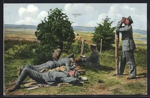 AK Soldaten in Uniformen bei der Beobachtung feindlicher Flieger