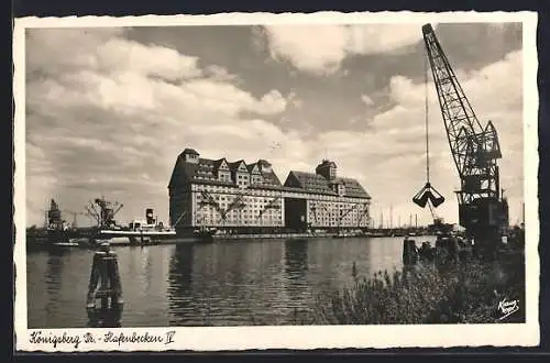 AK Königsberg i. Pr., Hafenbecken mit Kran und Gebäude