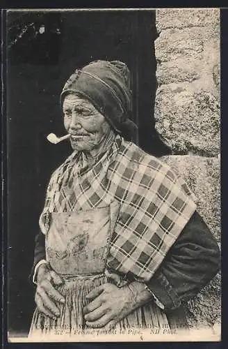 AK Coutumes, Moeurs et Costumes Bretons, Femme fumant la Pipe