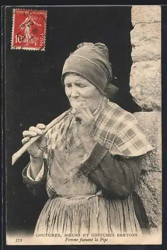 AK Coutumes, Moeurs et Costumes Bretons, Femme fumant la Pipe