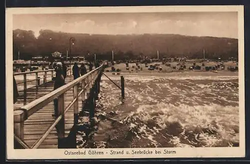 AK Göhren / Ostseebad, Strand u. Seebrücke bei Sturm