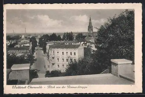 AK Eberswalde, Blick von der Bismarcktreppe auf Häuser und Kirchturm