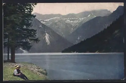 AK Plansee, Auf der Wiese am Ufer des Sees sitzendes Paar