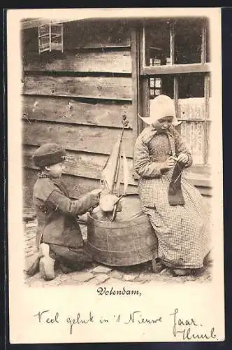AK Volendam, Kinderpaar mit einem Spielzeugboot