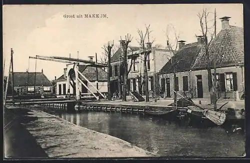 AK Makkum, Blick auf eine Brücke im Ort