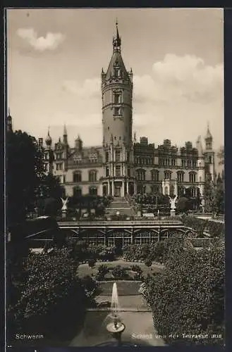 AK Schwerin / Mecklenburg, Schloss mit Brunnen von der Terrasse aus