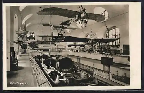 AK München, Deutsches Museum, Ausgestellte Flugzeuge in der Halle für Flugwesen