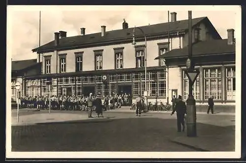 AK Neumünster, Hauptbahnhof, Gruppe Jugendlicher in Uniformen davor