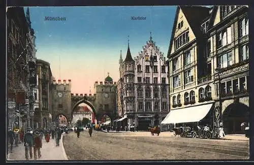 AK München, Strassenpartie am Karlstor mit Geschäften und Strassenbahn