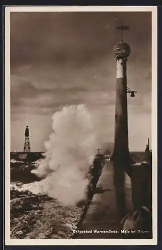AK Warnemünde, Ostseebad, Mole mit Leuchtturm bei Sturm
