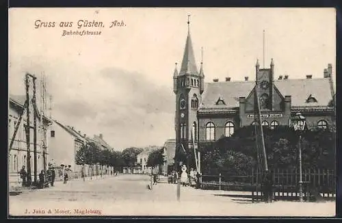 AK Güsten / Anhalt, Bahnhofstrasse mit Kaiserl. Postamt