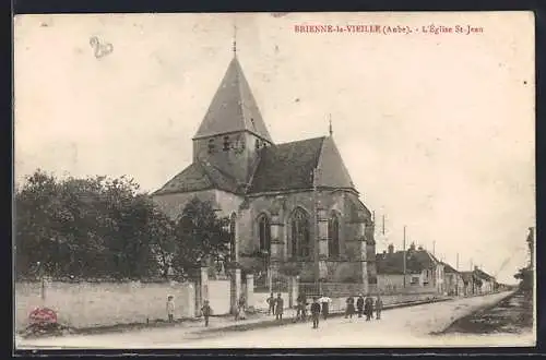 AK Brienne-la-Vieille, L`Église St-Jean et rue animée de villageois