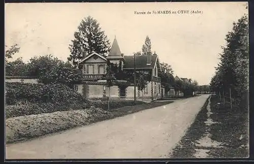 AK Saint-Mards-en-Othe, Entrée du village avec route bordée d`arbres et maisons élégantes
