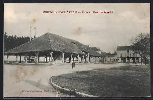 AK Brienne-le-Château, Halle et Place du Marché