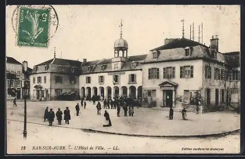 AK Bar-sur-Aube, L`Hôtel de Ville avec passants sur la place