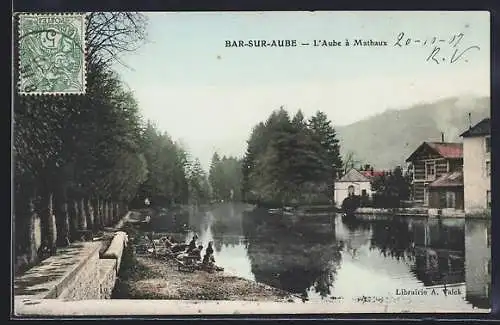 AK Bar-sur-Aube, L`Aube à Mathaux avec des promeneurs au bord de l`eau