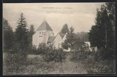AK Chaudrey, L`Église entourée de verdure et d`arbres majestueux