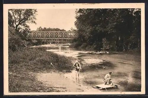 AK Arcis-sur-Aube, Le Pont du Chemin de Fer et pêcheurs au bord de la rivière