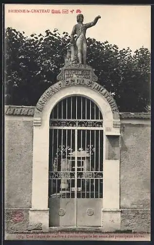 AK Brienne-le-Château, Entrée de l`Ancienne École Militaire avec statue et plaque commémorative