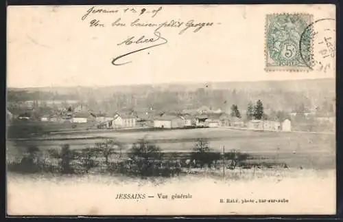 AK Jessains, Vue générale du village dans la campagne environnante