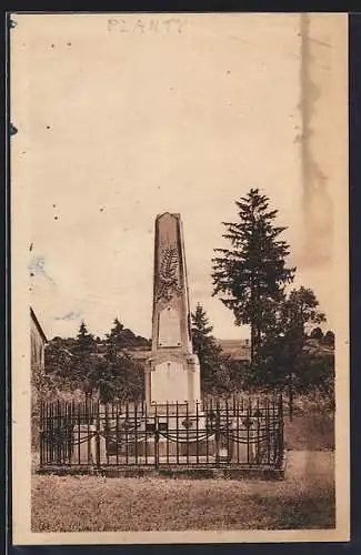 AK Planty, Le Monument du Souvenir entouré de nature et de sapins
