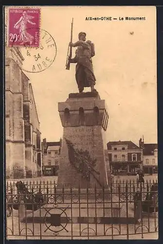 AK Aix-en-Othe, Le Monument aux morts sur la place principale