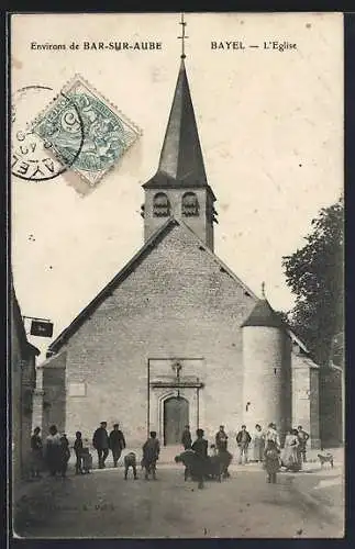 AK Bayel, L`Église avec des villageois rassemblés devant l`entrée