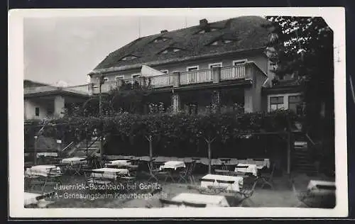 AK Jauernick / Buschbach, Gasthof Kreuzbergbaude, Plätze im Garten