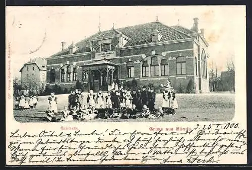 AK Bünde, Kinder vor der städtischen Turnhalle