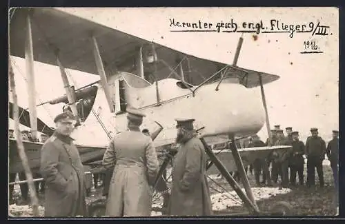 Foto-AK Soldaten vor abgeschossenen englischen Flugzeugen