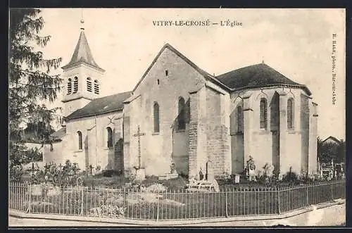 AK Vitry-le-Croisé, L`église et son environnement paisible