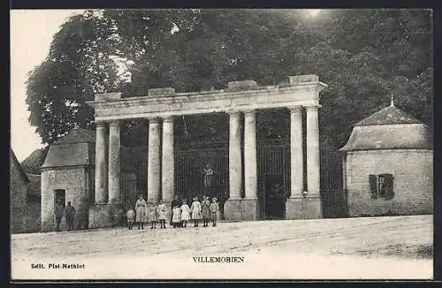 AK Villemorien, Entrée monumentale avec groupe d`enfants devant les colonnes historiques