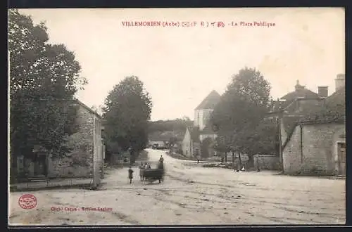 AK Villemorien, La Place Publique avec vue sur l`église et des passants