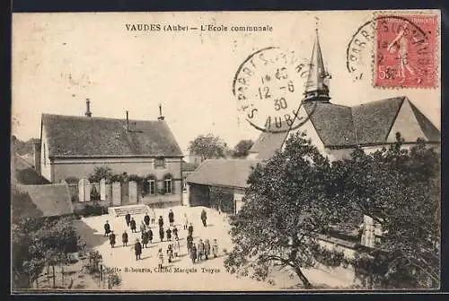 AK Vaudes, L`École communale et la cour avec des enfants jouant