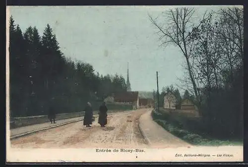 AK Ricey-Bas, Entrée du village avec route bordée d`arbres et passants en habits traditionnels