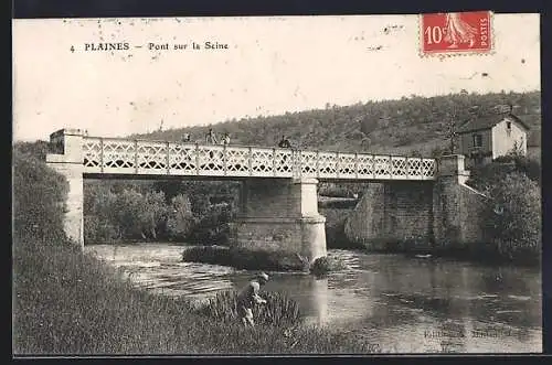 AK Plaines, Pont sur la Seine avec paysage champêtre et homme pêchant au bord de l`eau