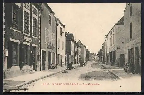 AK Mussy-sur-Seine, Rue Gambetta avec maisons traditionnelles et rue paisible