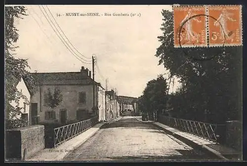 AK Mussy-sur-Seine, Rue Gambetta avec maisons alignées et arbres adjacents