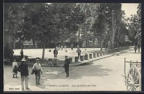 AK Mussy-sur-Seine, Place de l`Hôtel-de-Ville animée par des passants et des enfants jouant