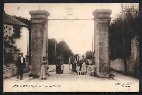 AK Mussy-sur-Seine, Porte des Cortèes mit Passanten im Vordergrund