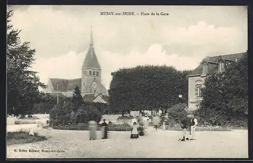 AK Mussy-sur-Seine, Place de la Gare avec église en arrière-plan