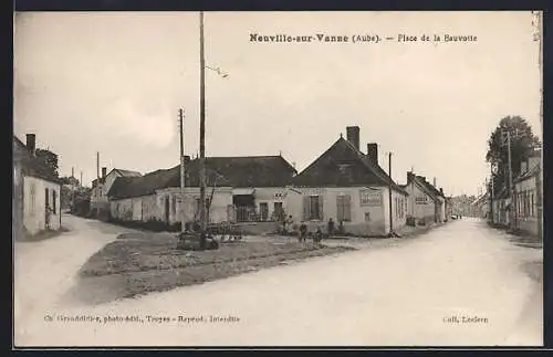 AK Neuville-sur-Vanne, Place de la Buvotte